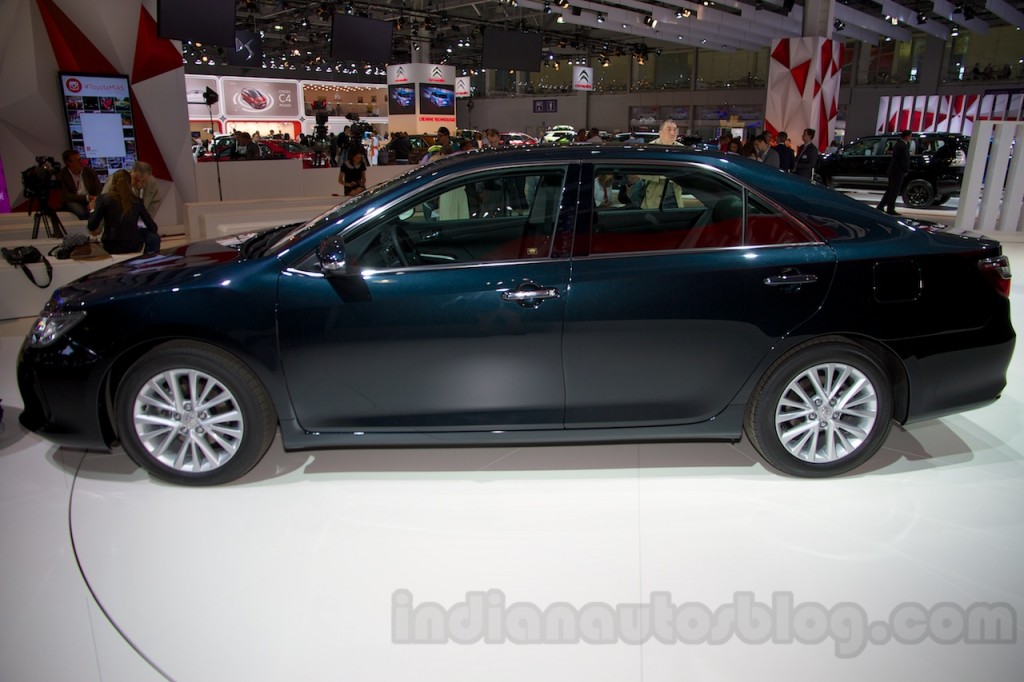 2015-Toyota-Camry-01