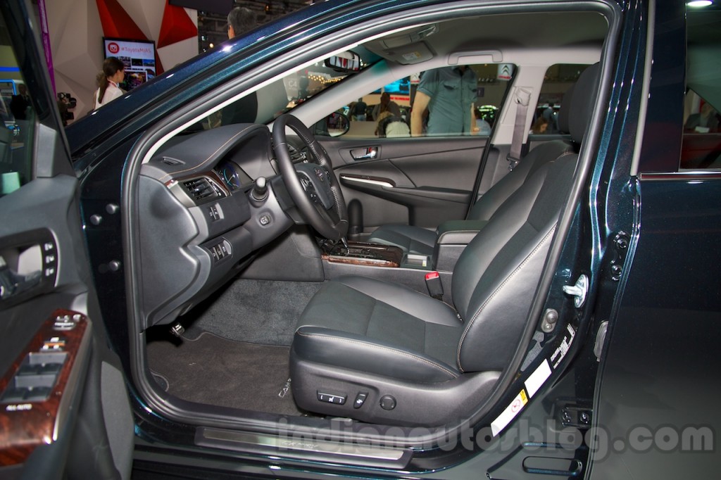 2015-Toyota-Camry-inside