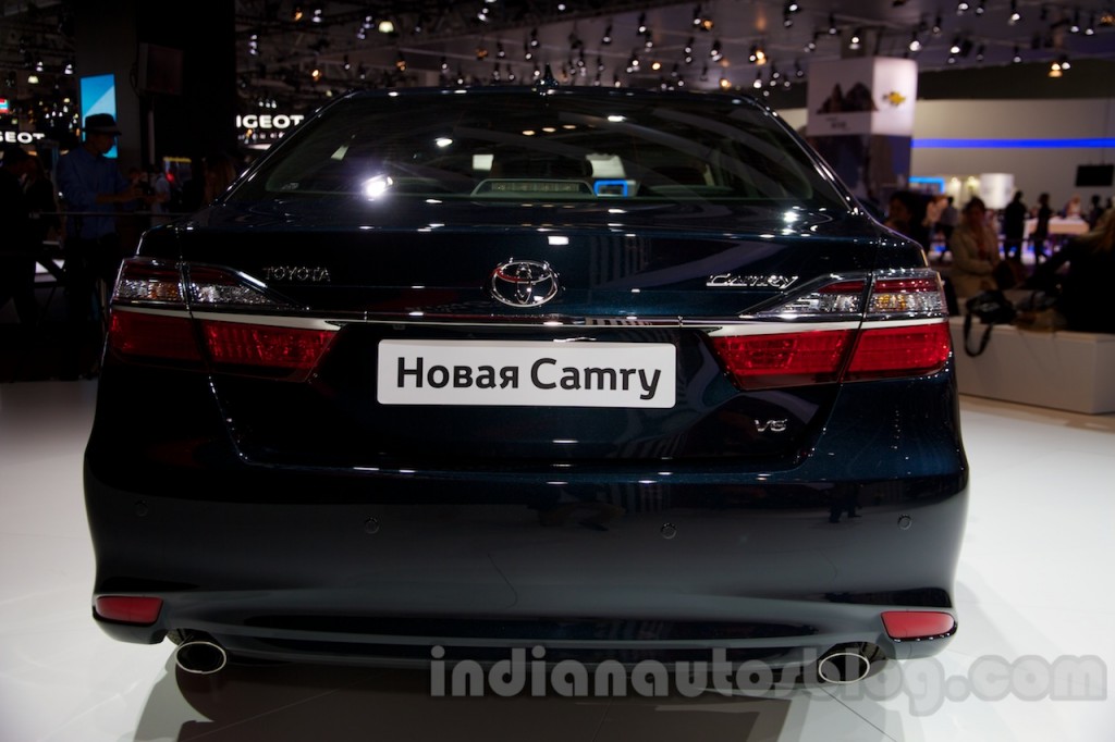 2015-Toyota-Camry-rear