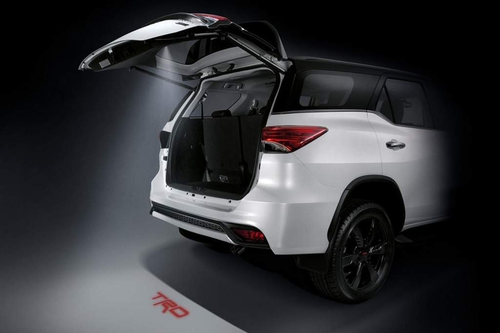 Toyota-Fortuner-TRD-2016-13