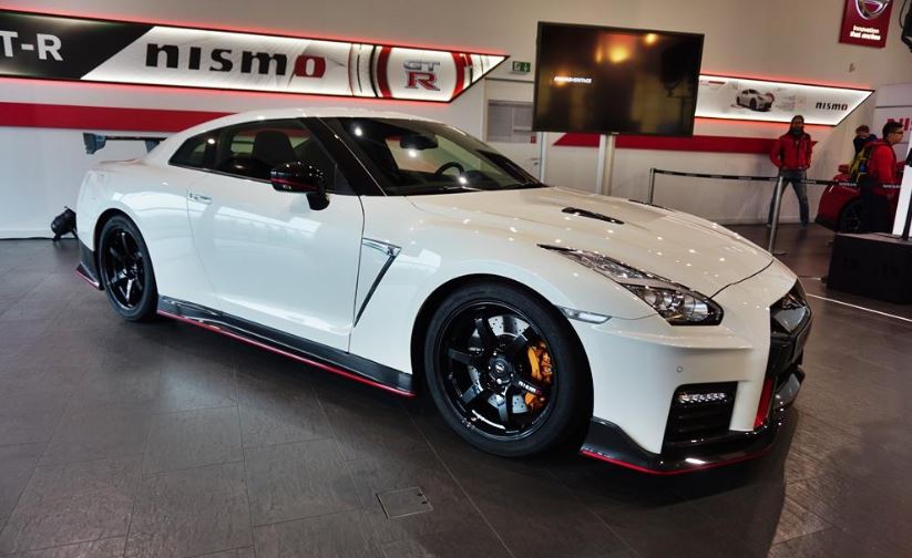 2017-nissan-GT-R-Nismo-0