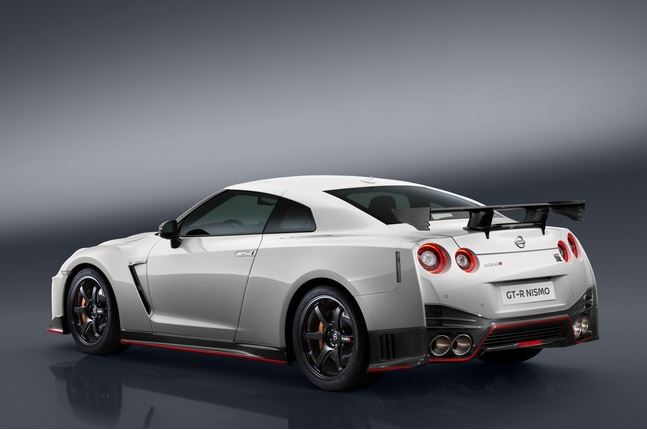 2017-nissan-GT-R-Nismo-2