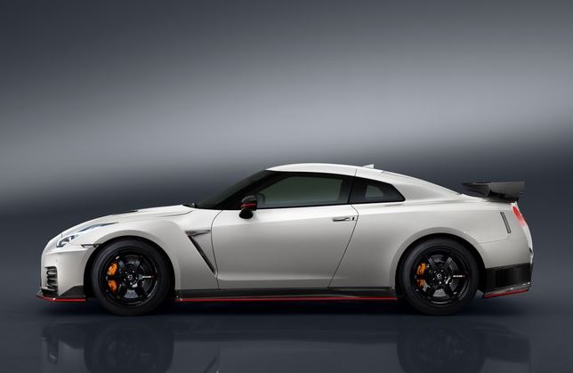 2017-nissan-GT-R-Nismo-3