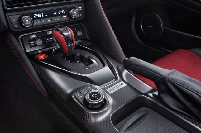 2017-nissan-GT-R-Nismo-6