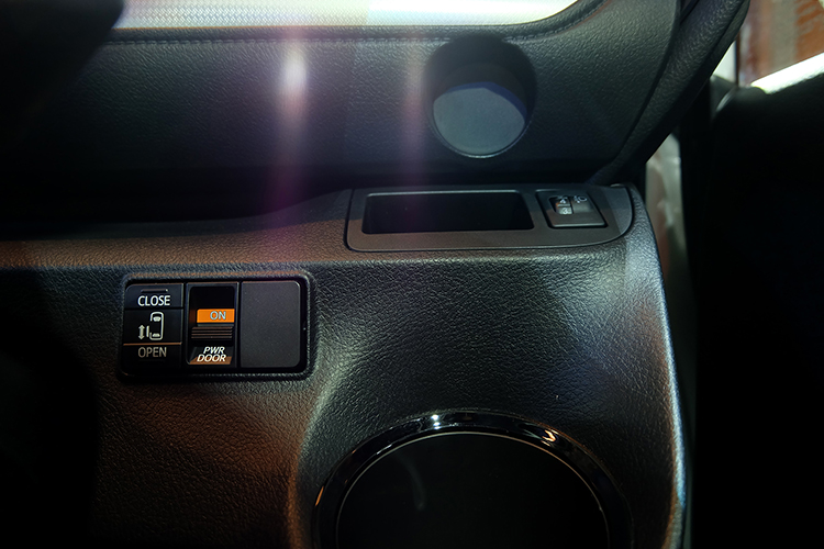 Toyota_sienta1.5G-11