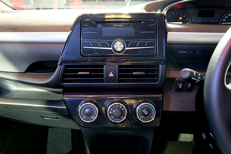 Toyota_sienta1.5G-12