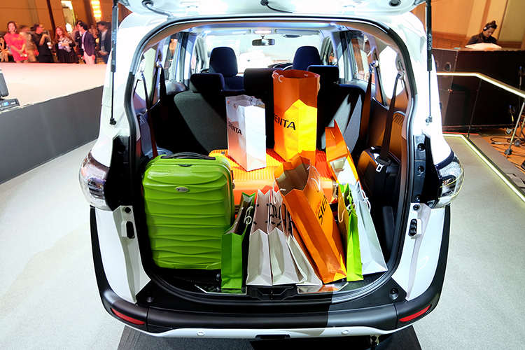 Toyota_sienta1.5G-14