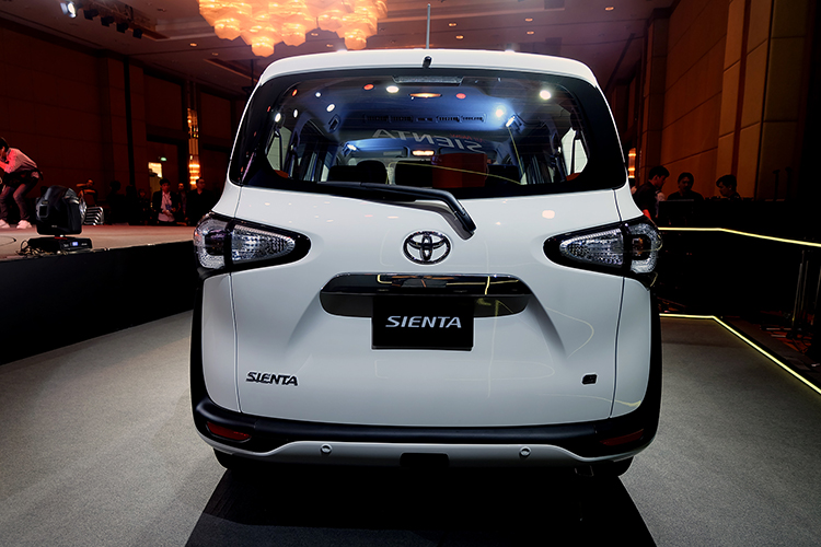 Toyota_sienta1.5G-5