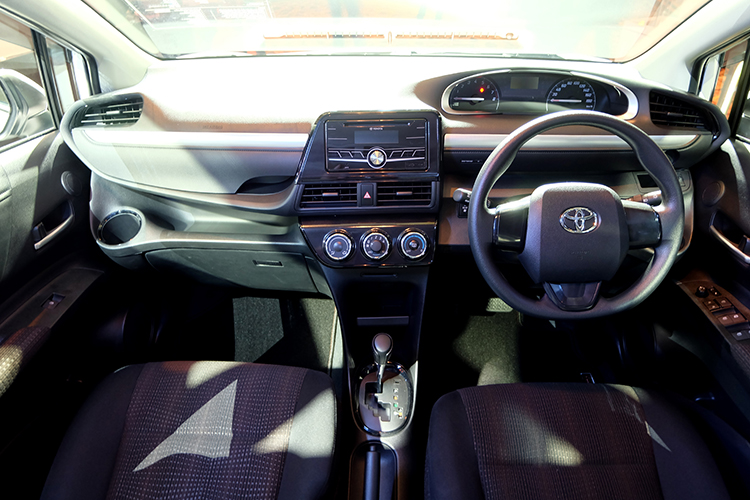 Toyota_sienta1.5G-8