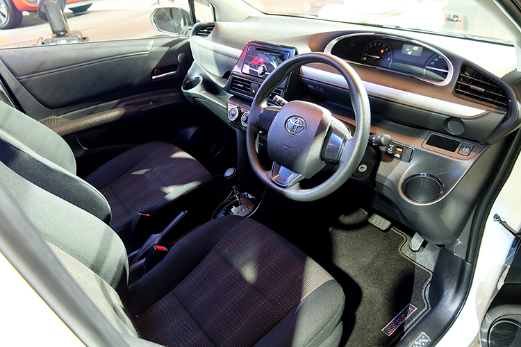 Toyota_sienta1.5G-9