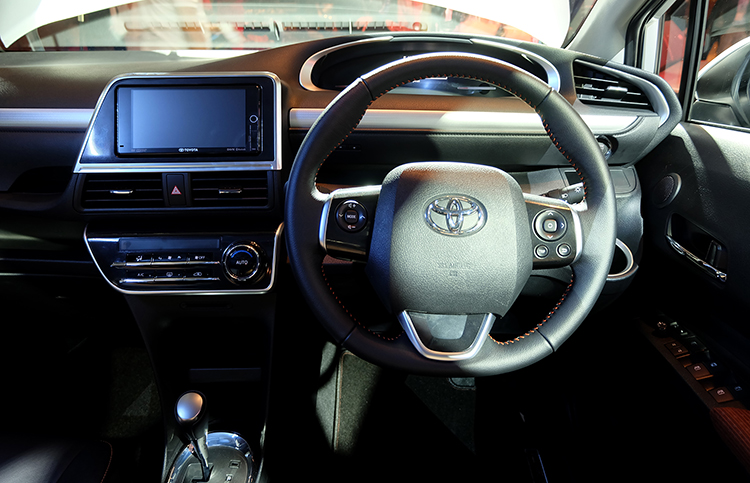 Toyota_sienta1.5V-10