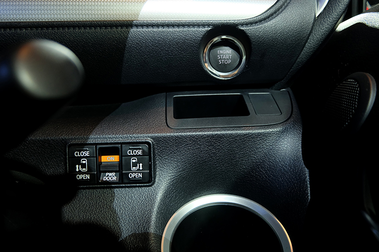 Toyota_sienta1.5V-13