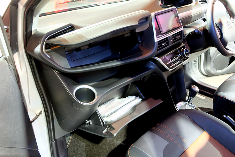 Toyota_sienta1.5V-14