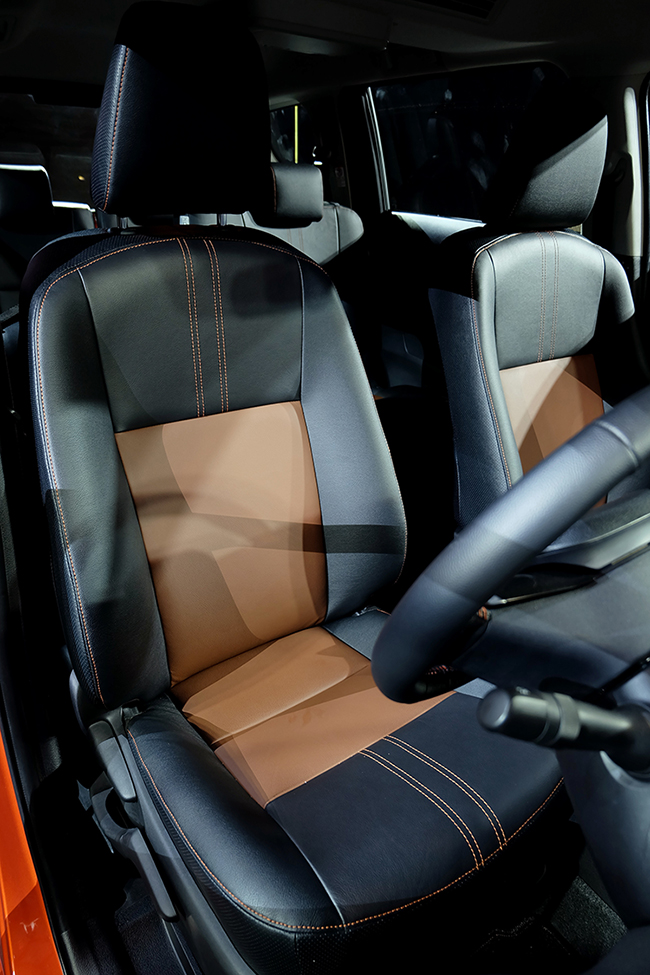 Toyota_sienta1.5V-17