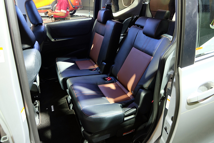 Toyota_sienta1.5V-18