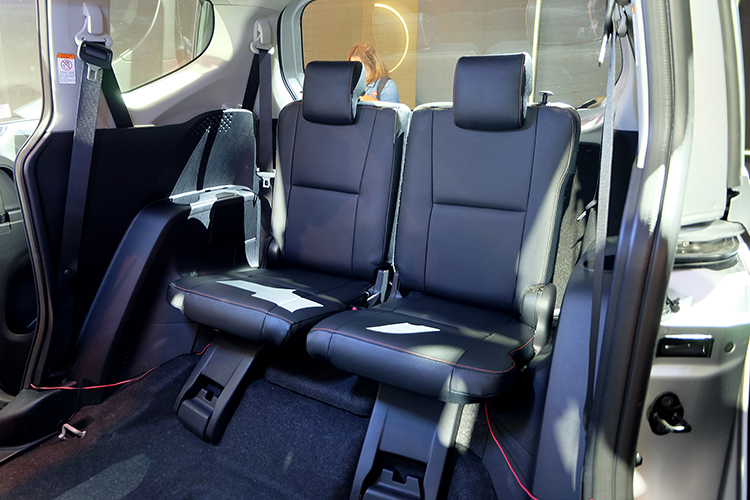 Toyota_sienta1.5V-19