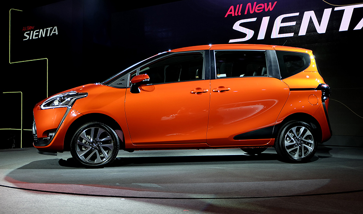 Toyota_sienta1.5V-2