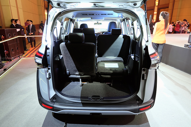 Toyota_sienta1.5V-20