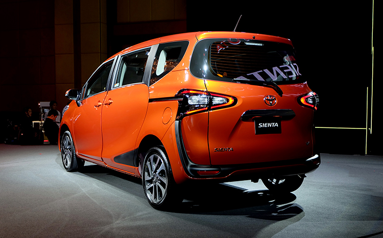 Toyota_sienta1.5V-3