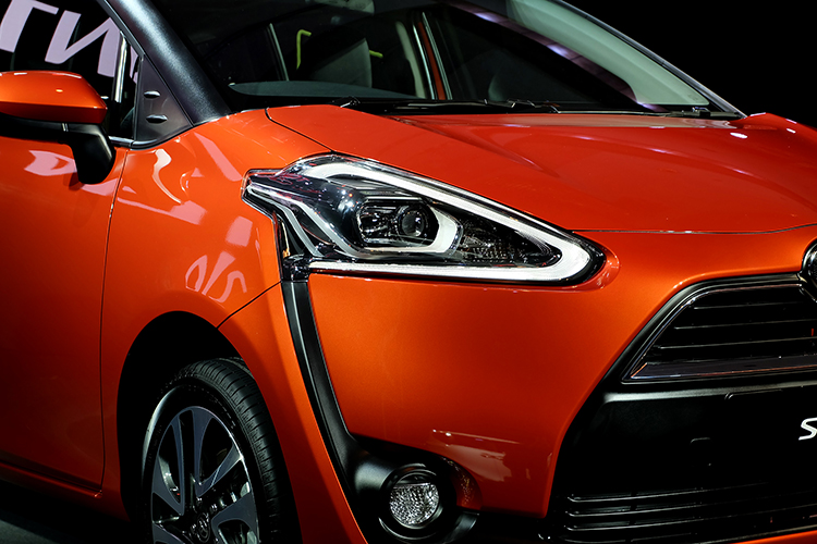 Toyota_sienta1.5V-4