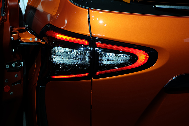 Toyota_sienta1.5V-5