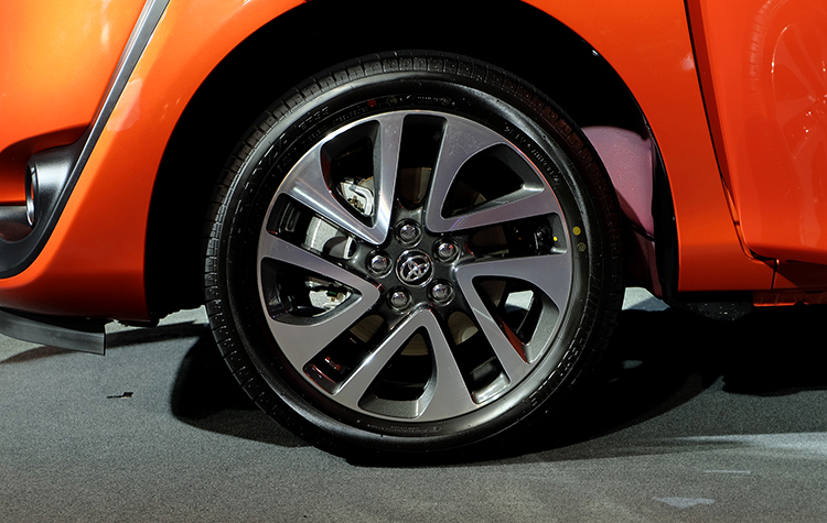 Toyota_sienta1.5V-7