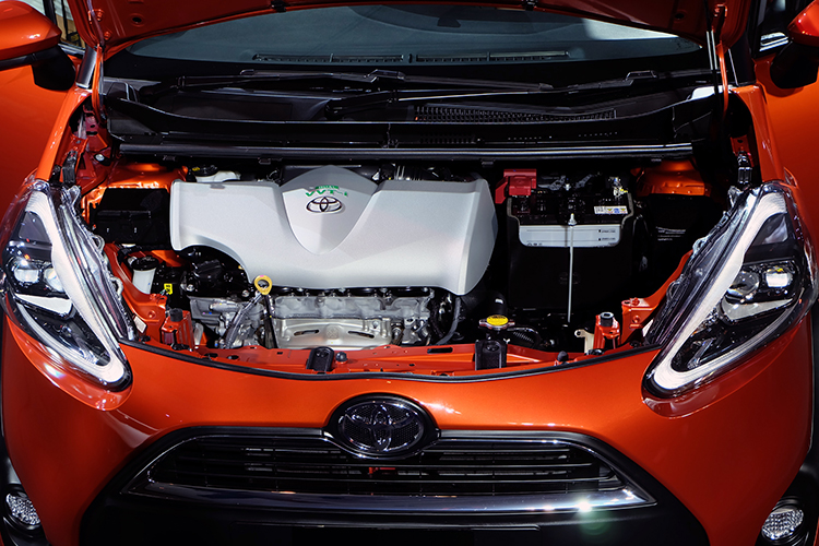 Toyota_sienta1.5V-8